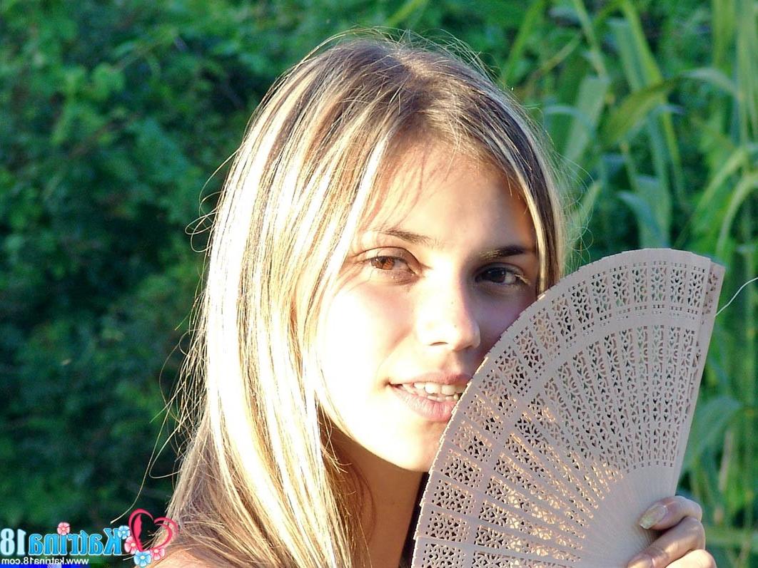 16P Thin blonde nude outdoors