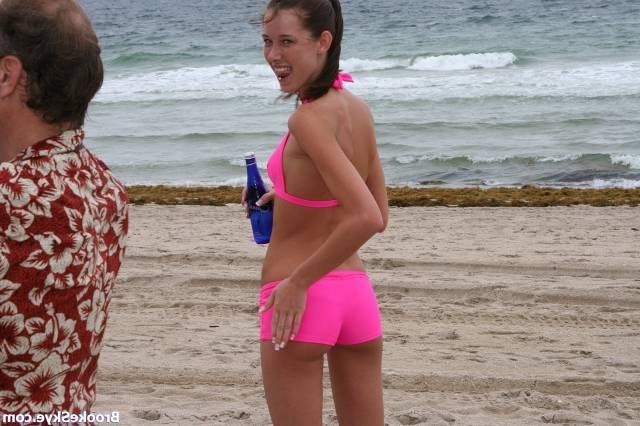 16P sexy brunette babe posing in her pink bikini