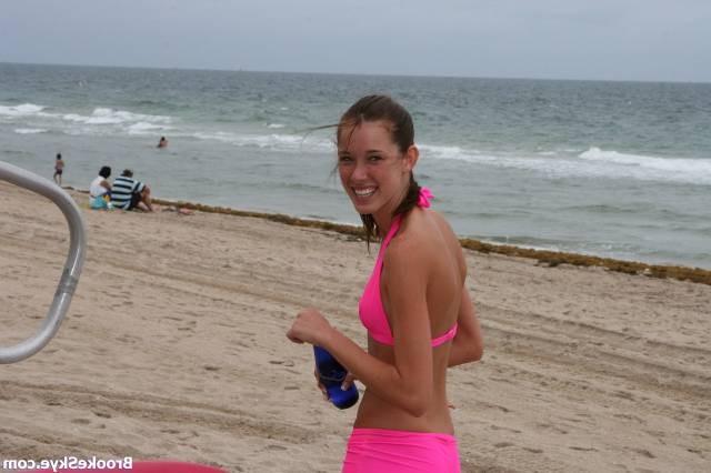 16P sexy brunette babe posing in her pink bikini