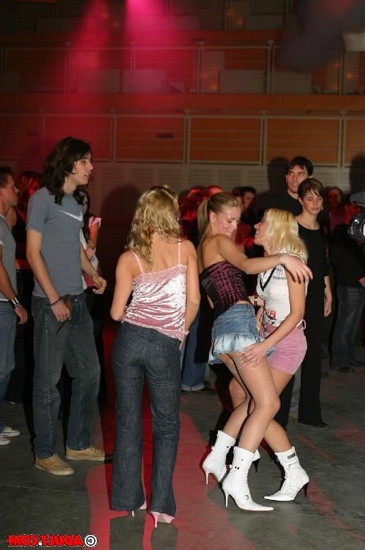 16P bisexual strippers take break from dancing to lick