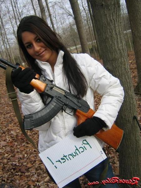 16P Very Sexy Raven Haired Beauty Shooting Big Guns