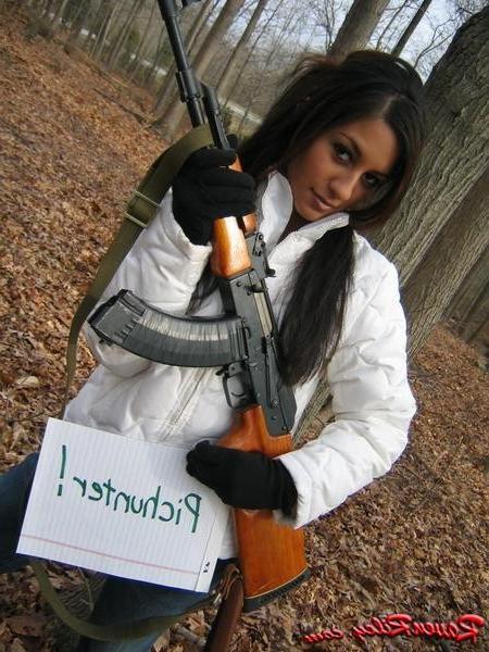 16P Very Sexy Raven Haired Beauty Shooting Big Guns