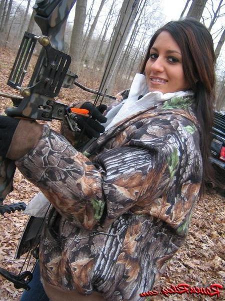 16P Very Sexy Raven Haired Beauty Shooting Big Guns
