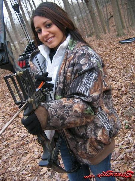 16P Very Sexy Raven Haired Beauty Shooting Big Guns