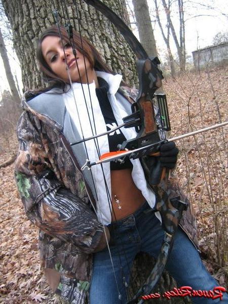 16P Very Sexy Raven Haired Beauty Shooting Big Guns