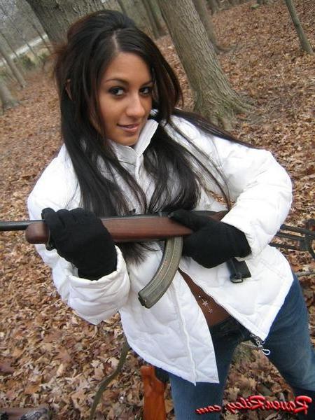 16P Very Sexy Raven Haired Beauty Shooting Big Guns