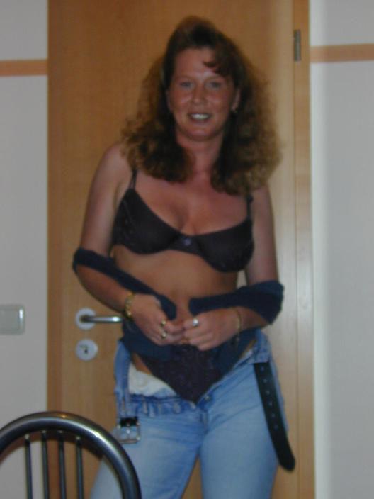 17P Sexy Cheating Wife Showing Pert Ass