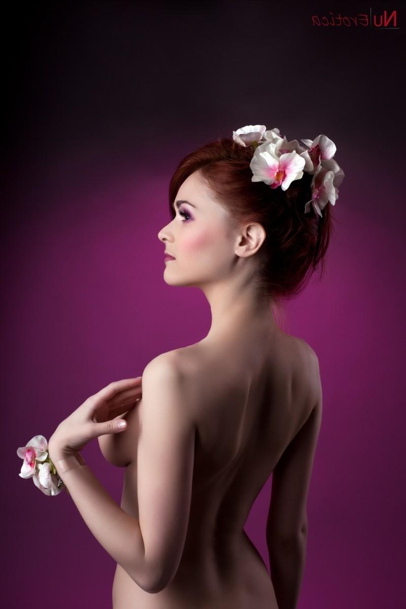8P Aktmodell im Studio