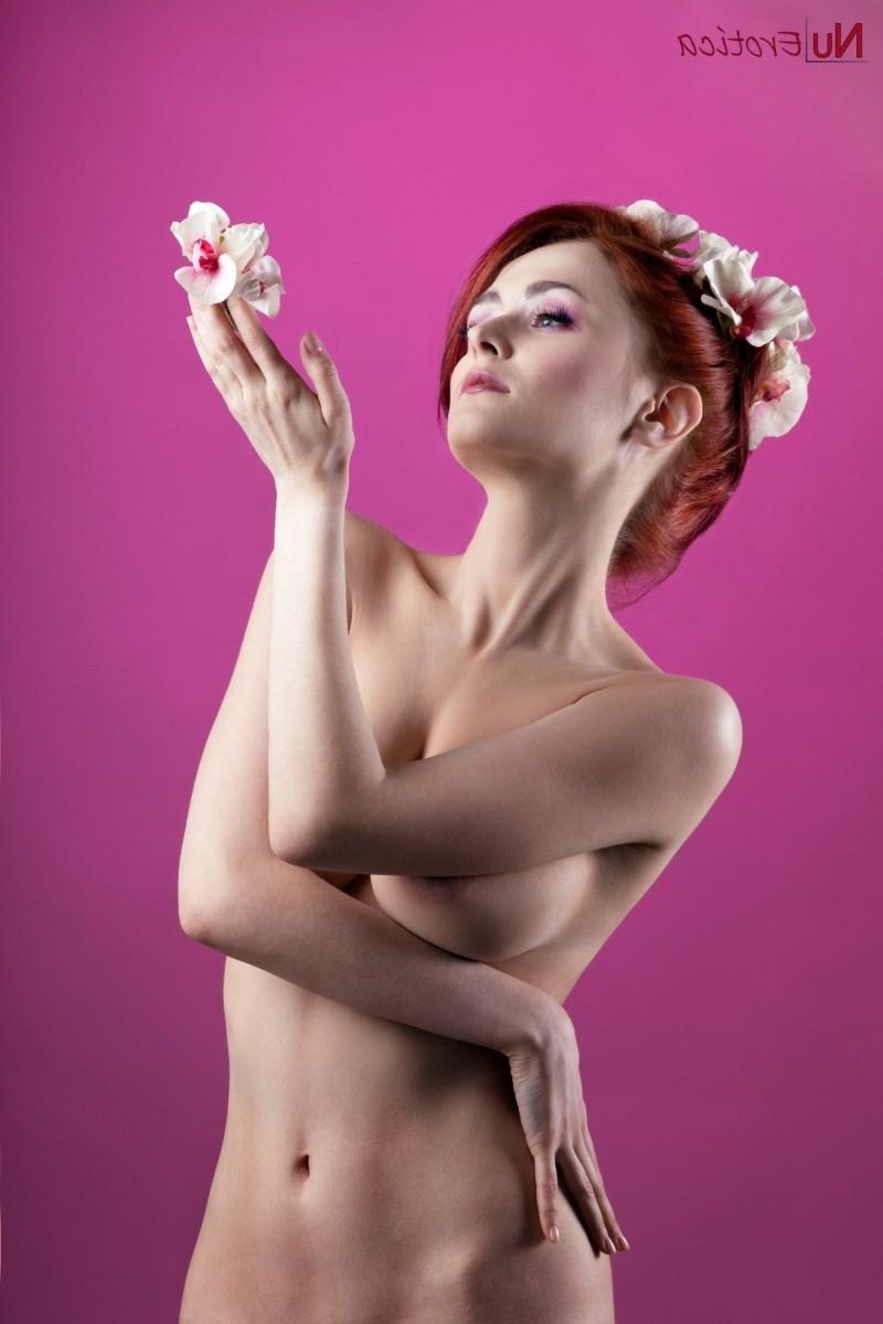 8P Aktmodell im Studio