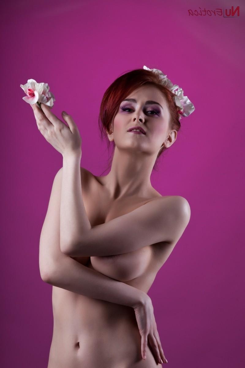 8P Aktmodell im Studio