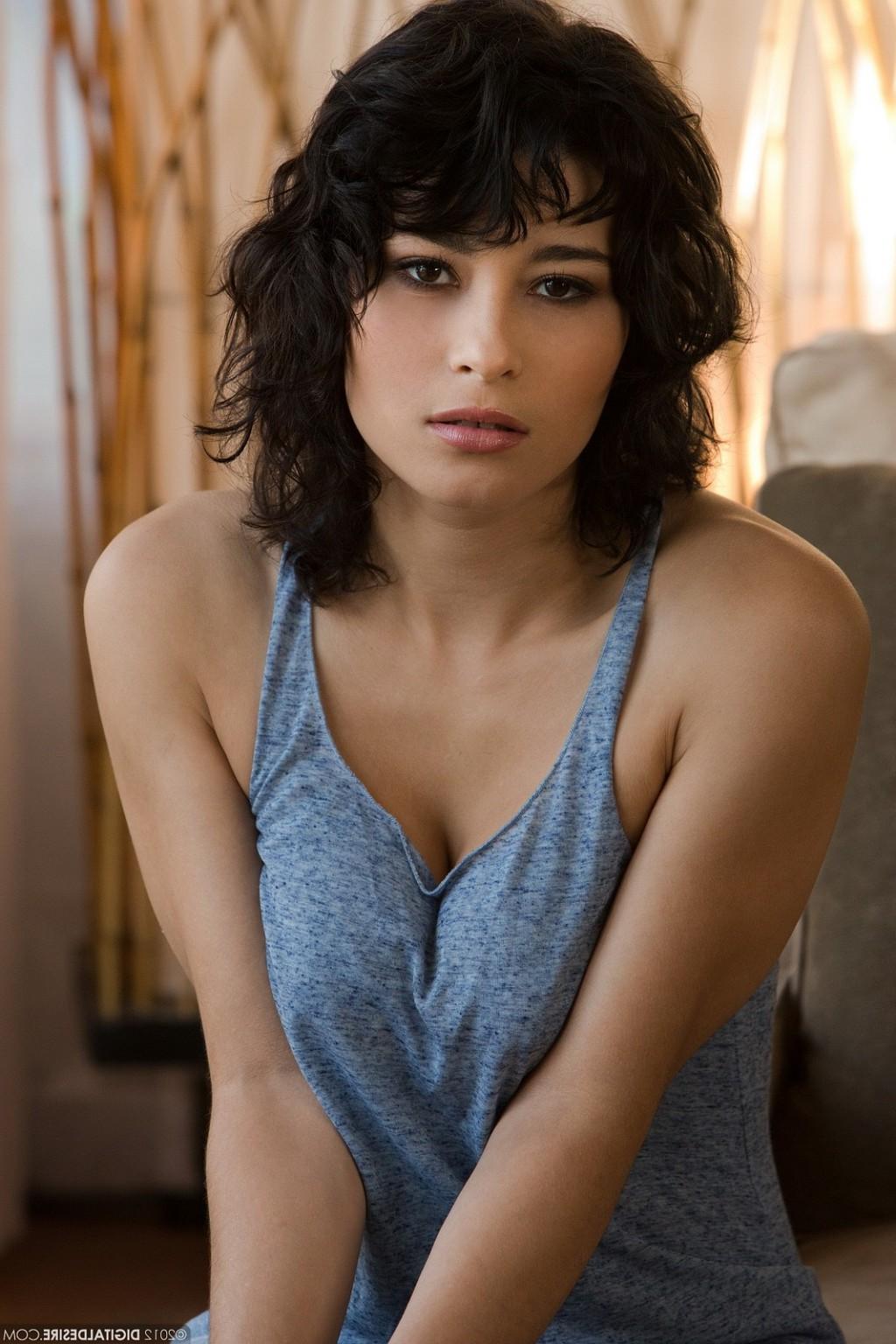 17P Raven Rockette pulls off her soft top and jeans