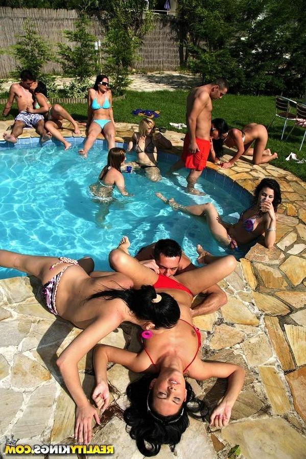 12P Sexy bikini girls posing and masturbating