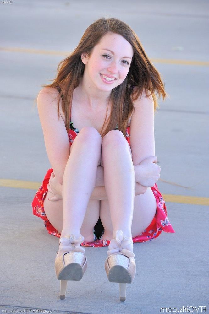 15P Victoria outdoor striptease