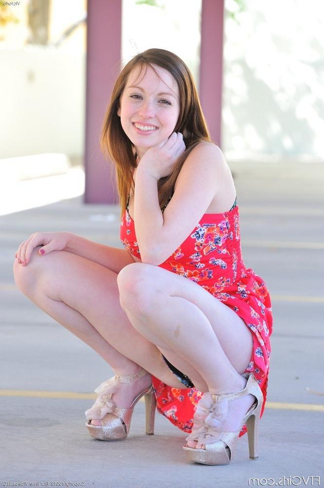 15P Victoria outdoor striptease