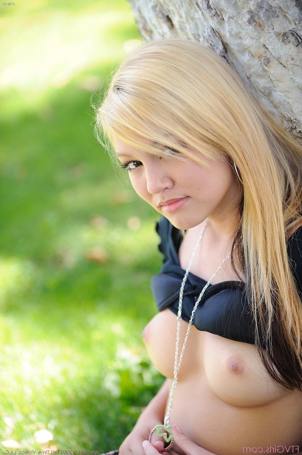 15P Alexa shows it all off in the park
