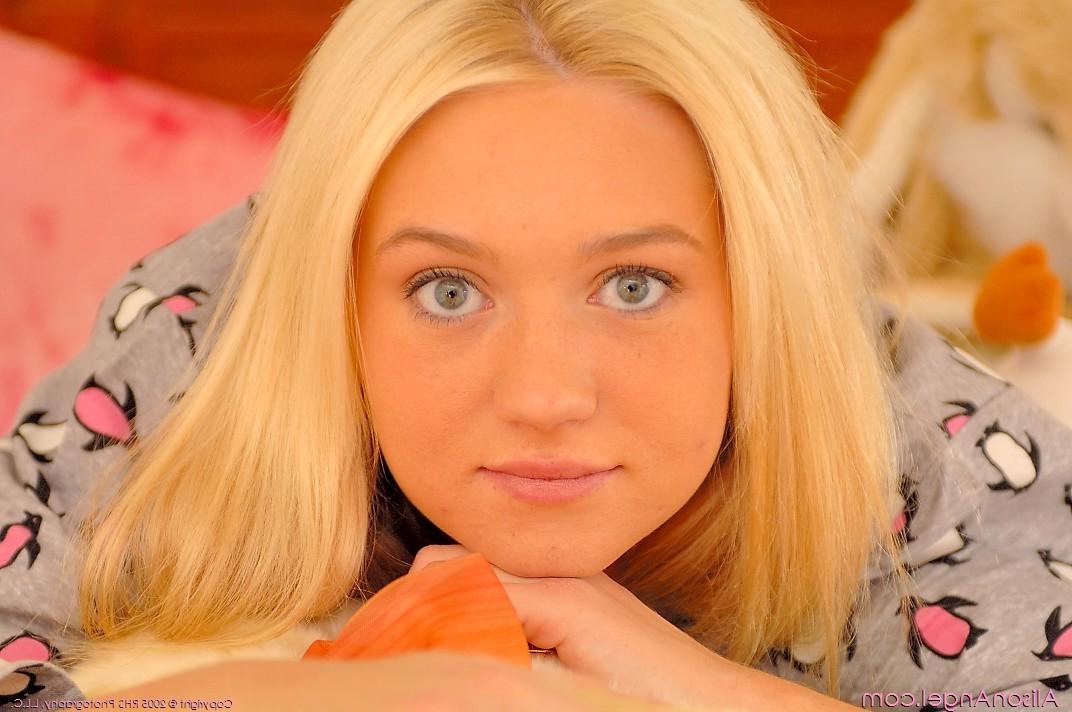 16P Heavenly Gorgeous Blonde Alison Angel Naked
