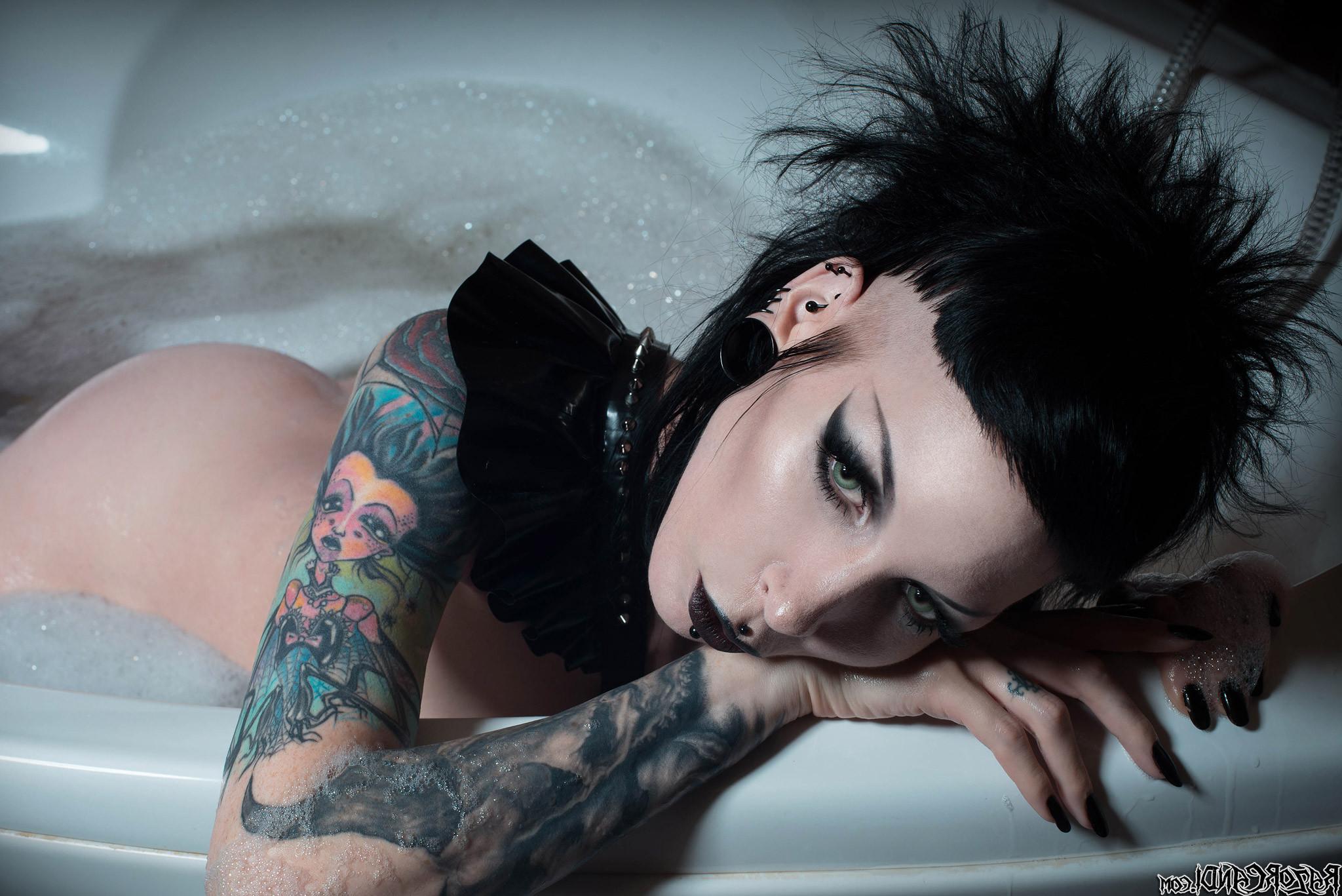 15P Razor Candi Busty Wet Fetishy Gothic Babe Bubble Bath Time