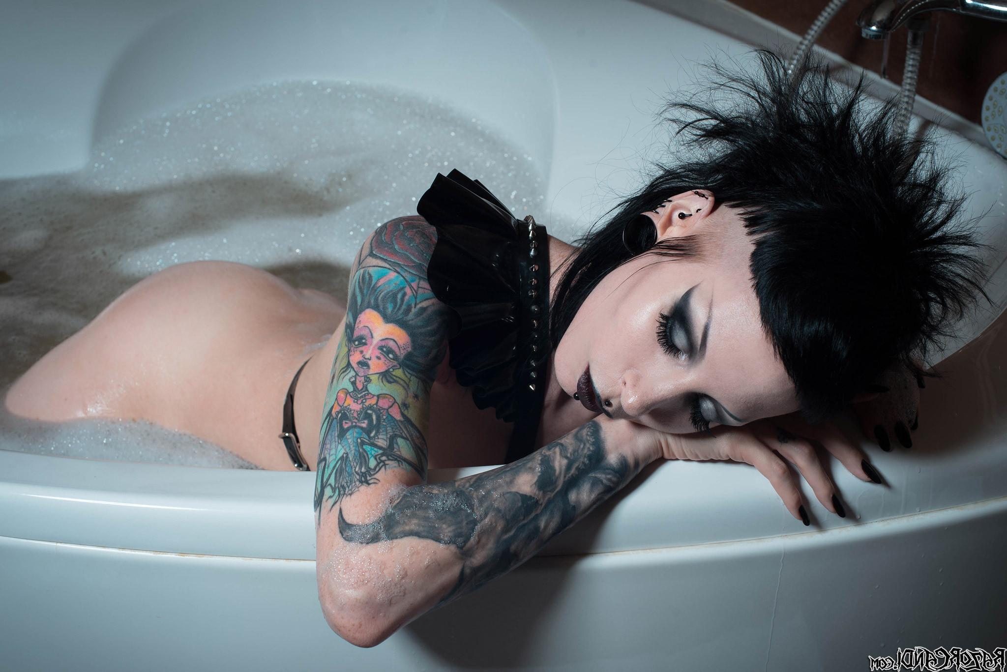 15P Razor Candi Busty Wet Fetishy Gothic Babe Bubble Bath Time