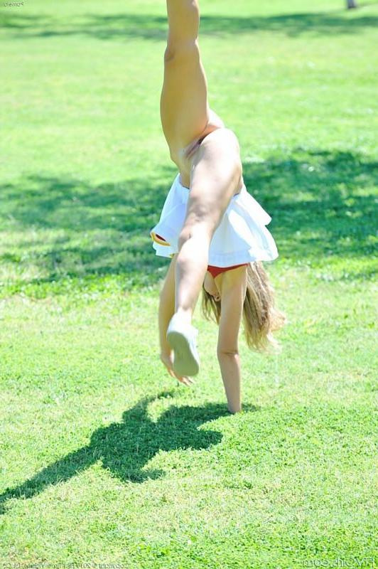 15P Naughty cheerleader on stripper pole with curling iron
