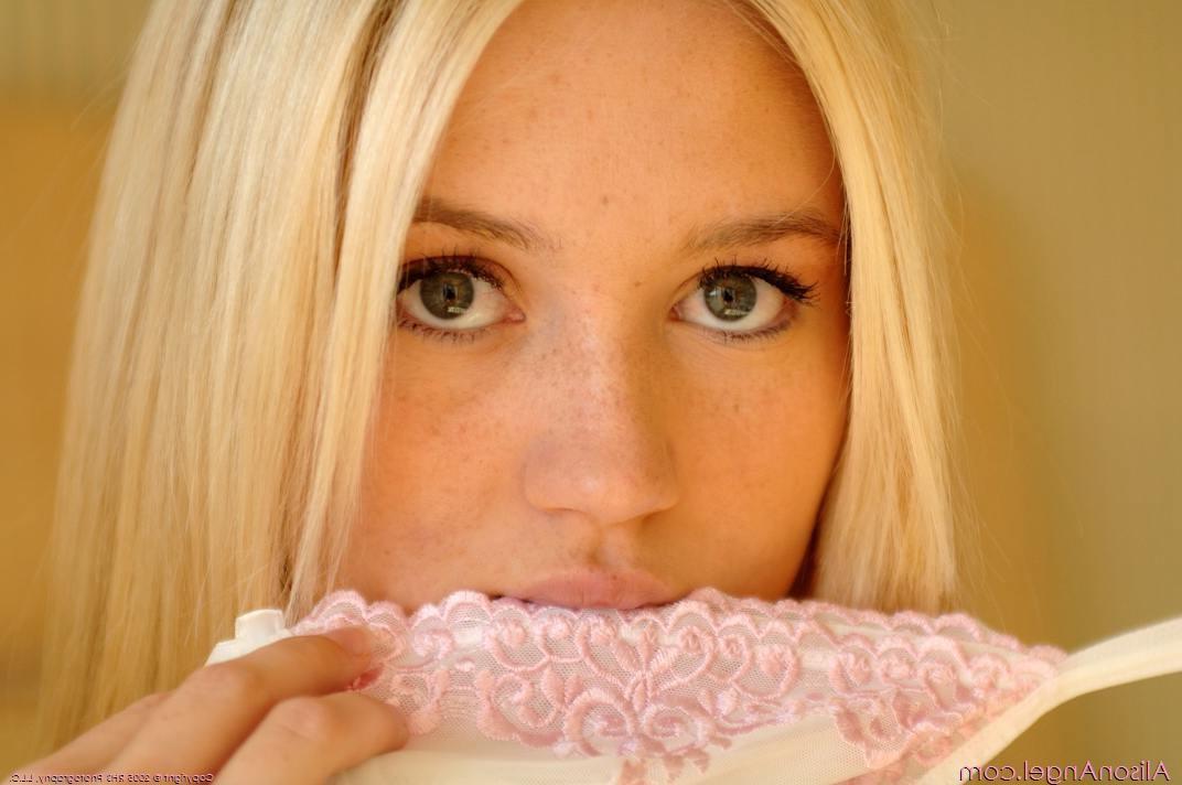 16P Heavenly Gorgeous Blonde Alison Angel Naked