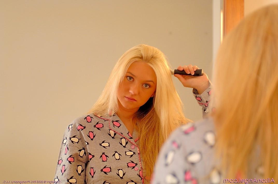 16P Heavenly Gorgeous Blonde Alison Angel Naked