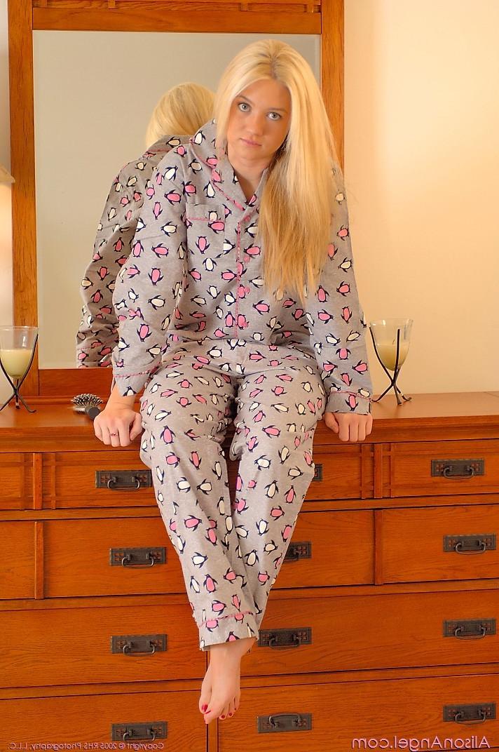 16P Heavenly Gorgeous Blonde Alison Angel Naked
