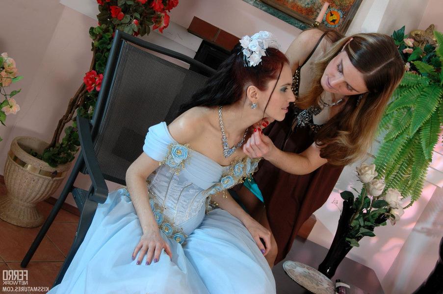 13P Older lesbian making a young bride cheat her fiance playing slits and clits