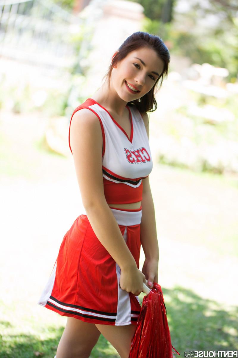 15P Sexy cheerleader Jenna Reid strips nude in a public park
