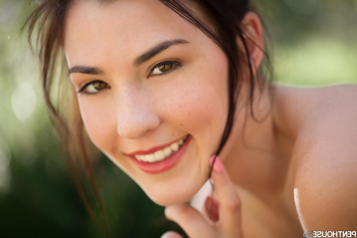 15P Sexy cheerleader Jenna Reid strips nude in a public park