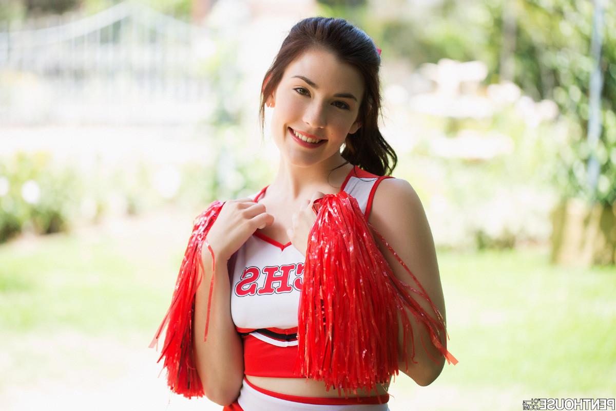 15P Sexy cheerleader Jenna Reid strips nude in a public park