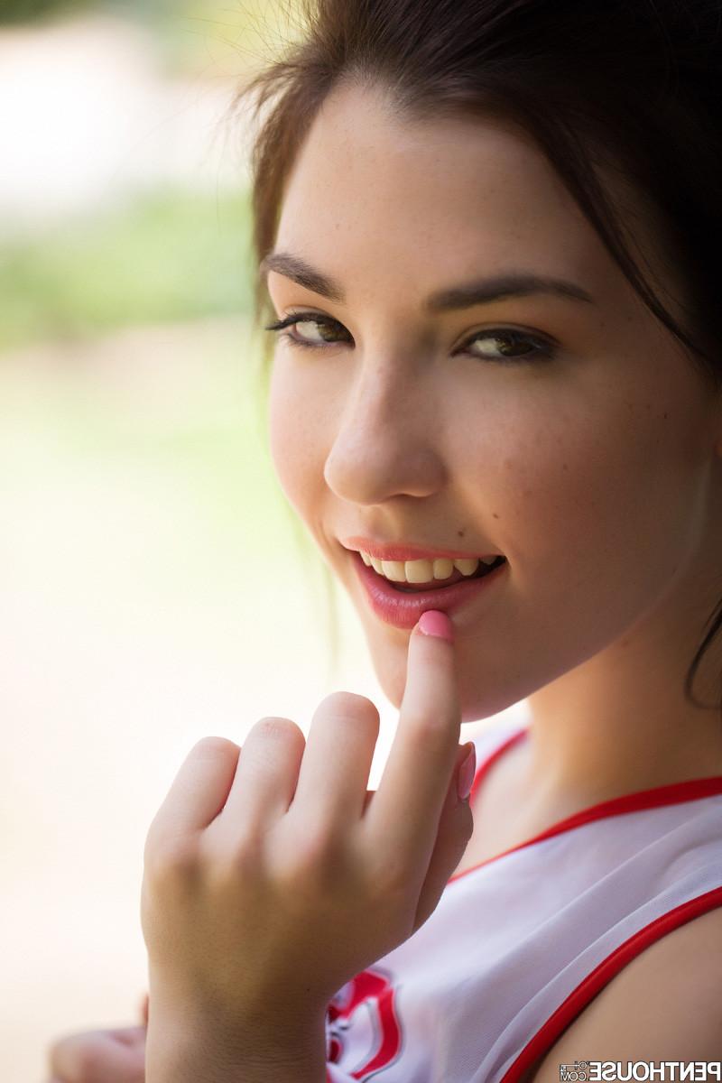 15P Sexy cheerleader Jenna Reid strips nude in a public park