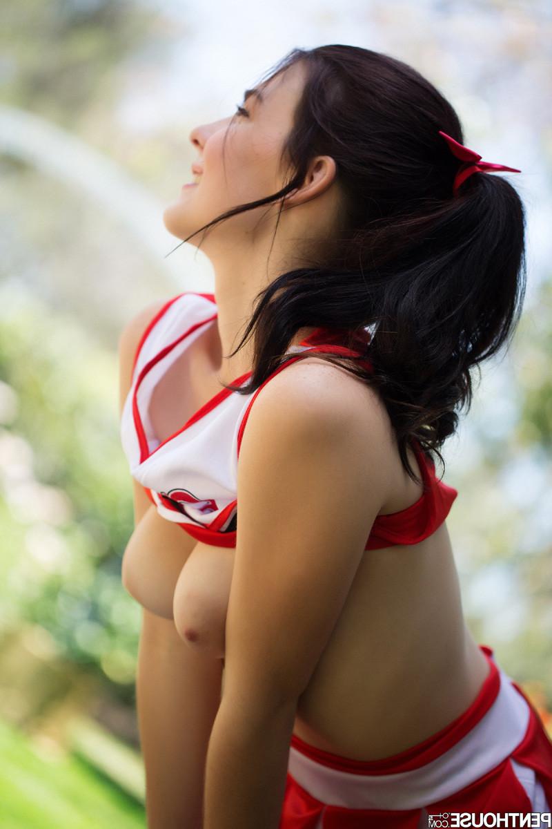 15P Sexy cheerleader Jenna Reid strips nude in a public park