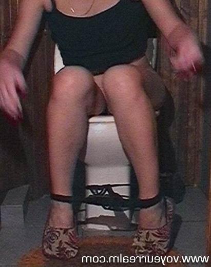 15P Spy on pissing babe with hidden toilet cam