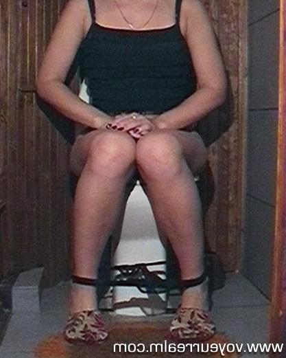 15P Spy on pissing babe with hidden toilet cam