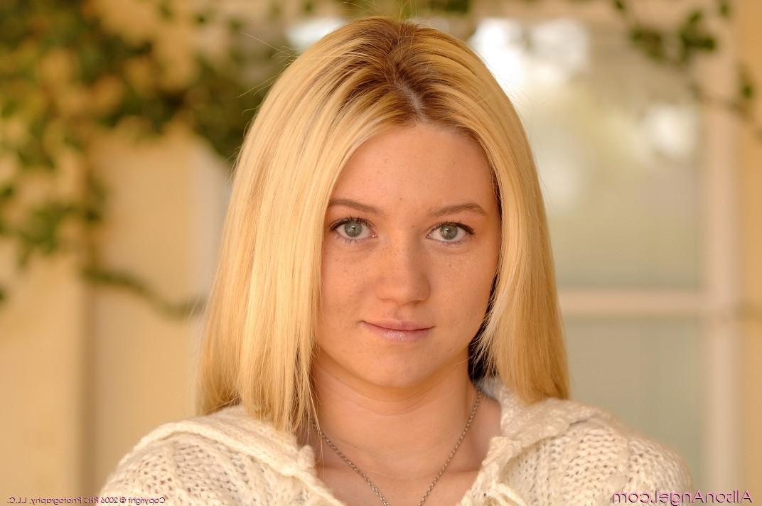16P Heavenly Gorgeous Blonde Alison Angel Naked