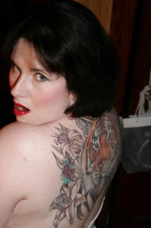 9P Tattooed  And Dark Haired Milf
