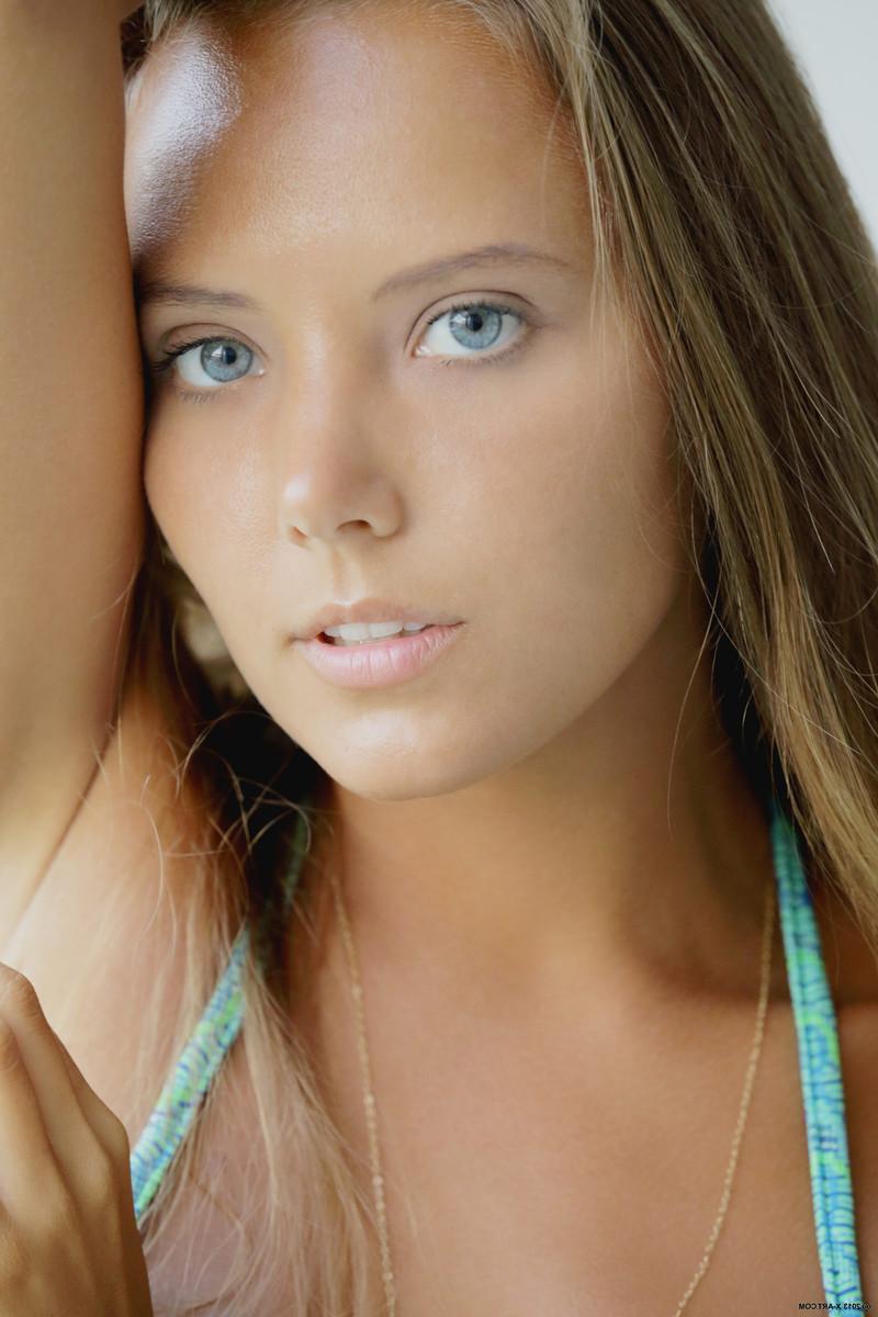 4P Gorgeous tight petite babe Clover posing in sexy nude art pictures