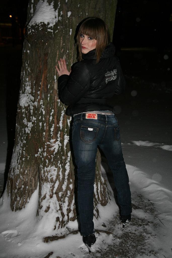 18P Babe in blue jeans with long legs teases guy with her tight ass