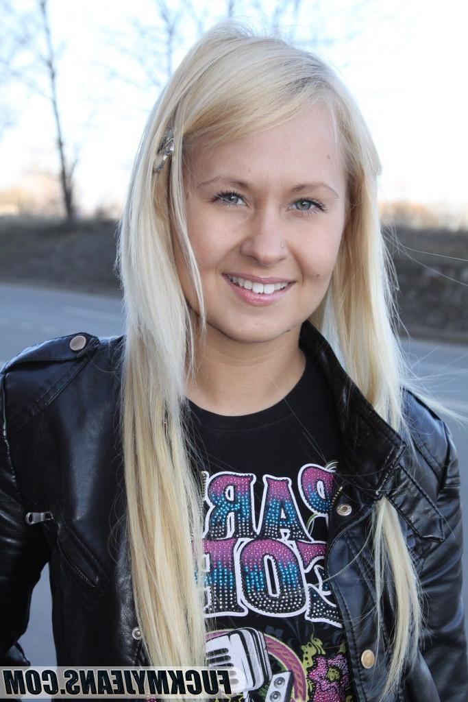 18P Blonde with lower back tattoo wearing blue jeans anal fucking