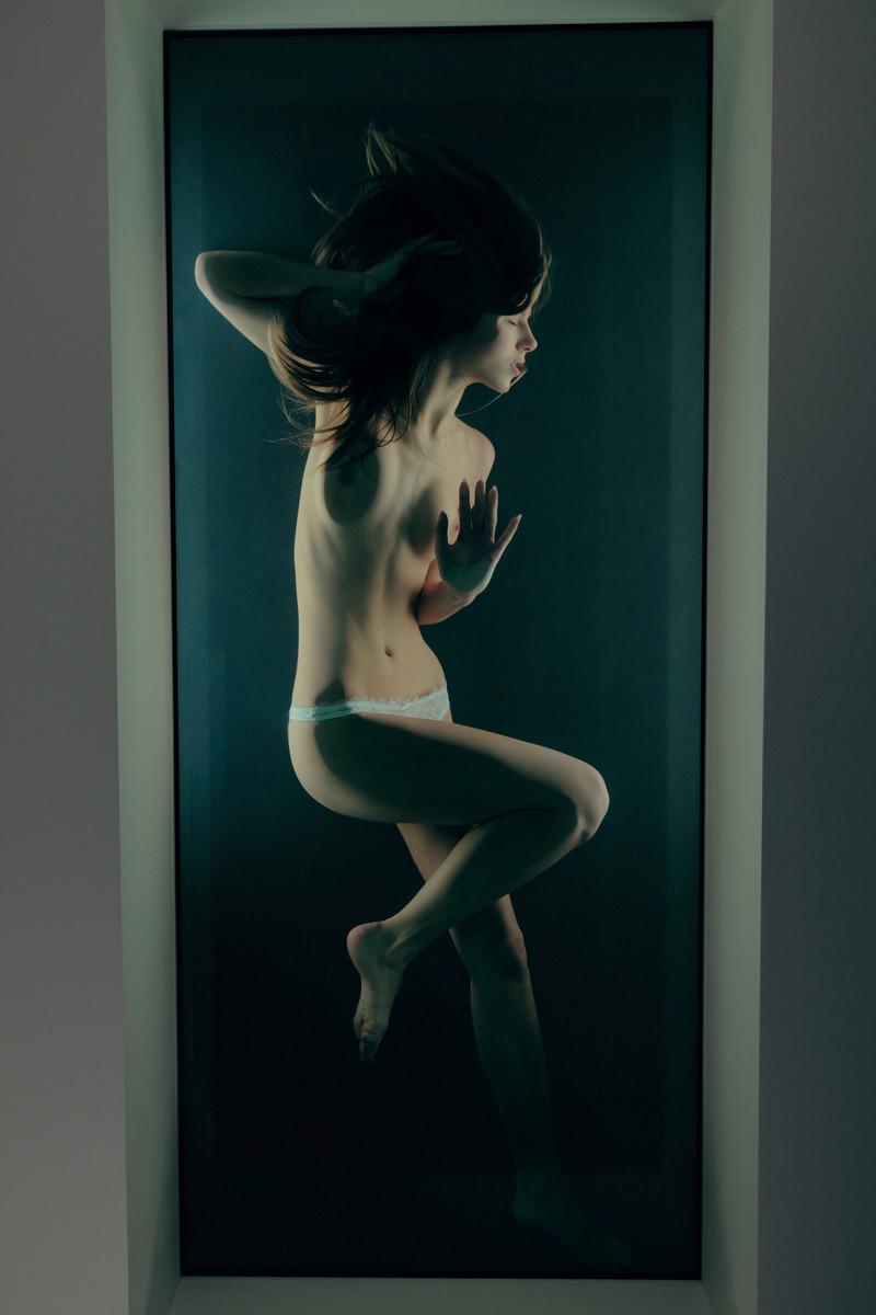 17P Erotic nude art pictures of beauty in water