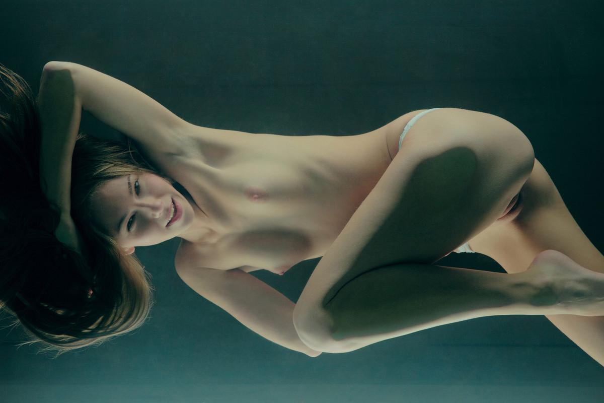 17P Erotic nude art pictures of beauty in water