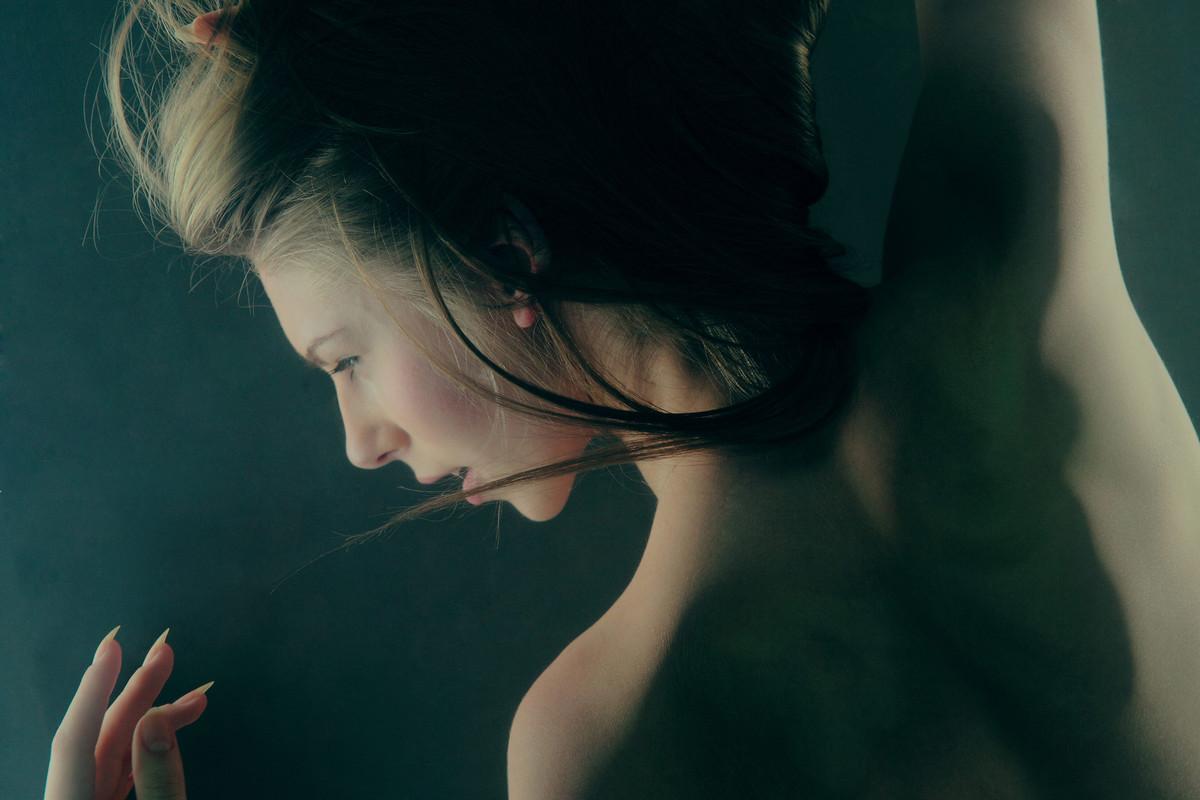 17P Erotic nude art pictures of beauty in water