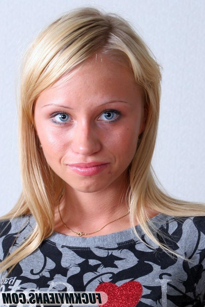 18P Blonde in tight denim jeans teases guy with her big rounded butt