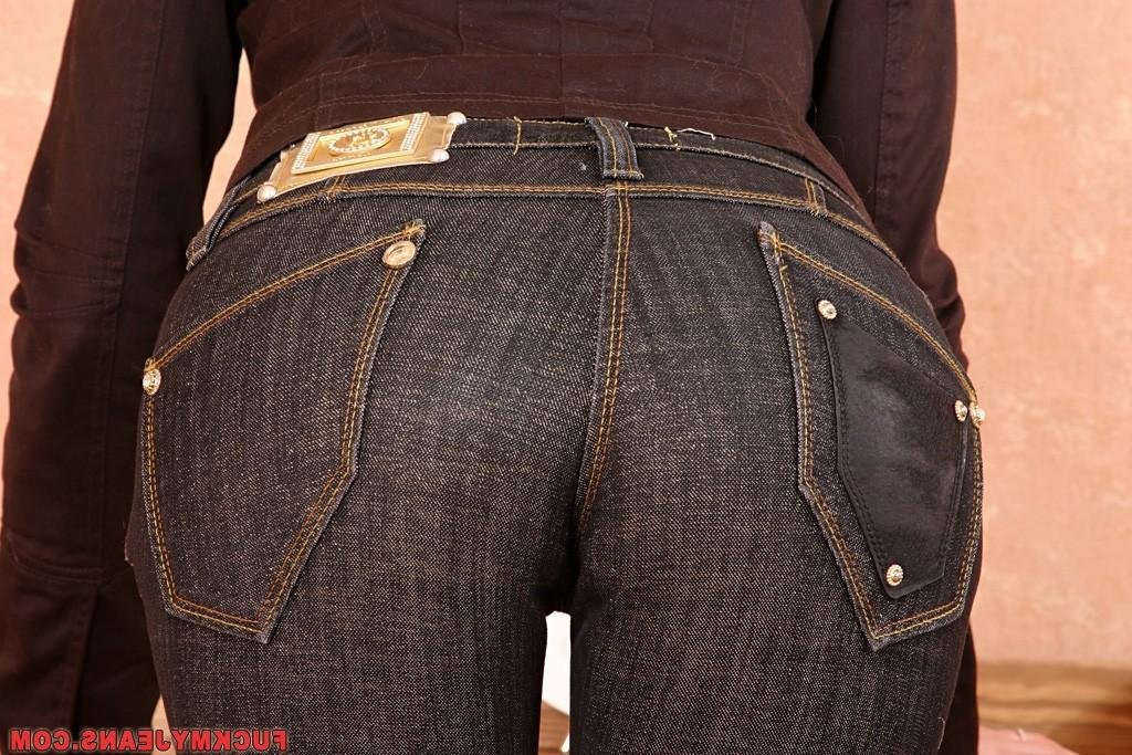 15P Beautiful redhead in tight black jeans sucks cum out of big shaft