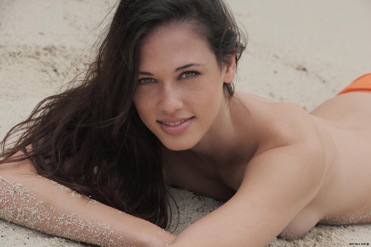 15P Bikini babe Tiffany Thompson teasing on beach