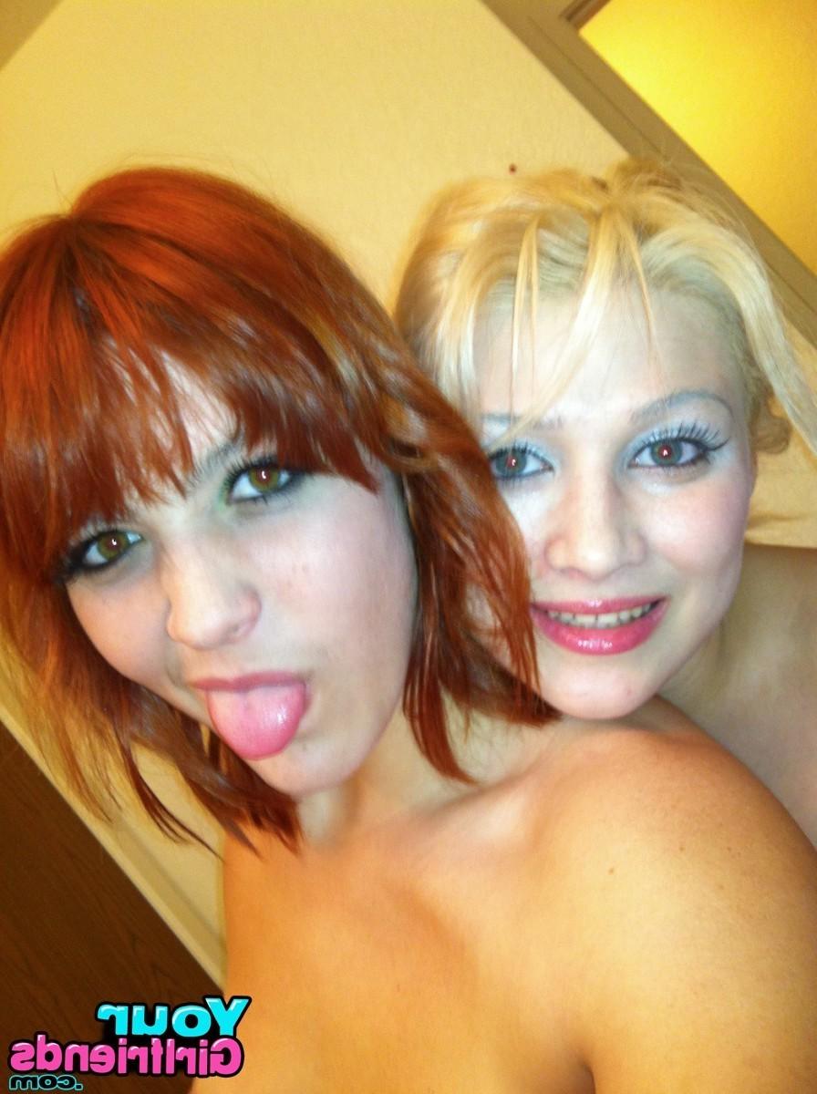 15P Amateur girlfriends posing