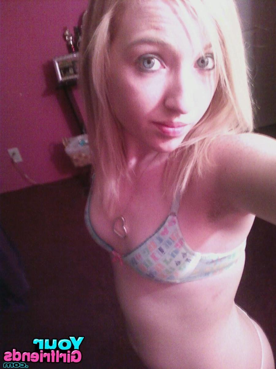 15P Amateur girlfriends posing