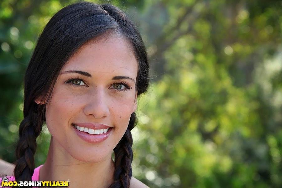 16P Tiffany Thompson licked dry in a lesbian threesome
