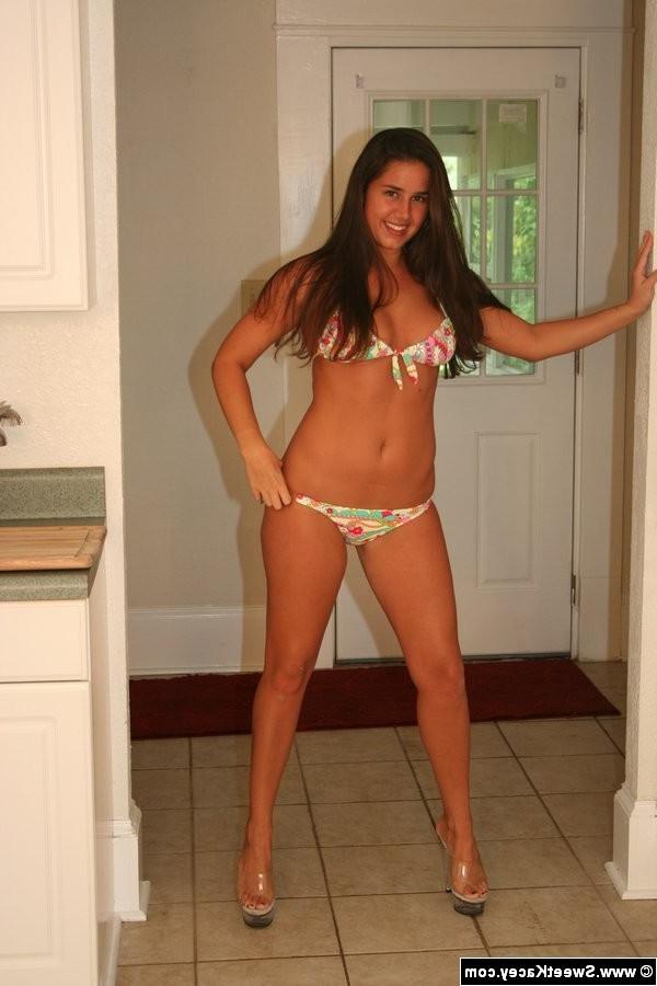 12P Bikini Babe Toying Her Juicy Pussy