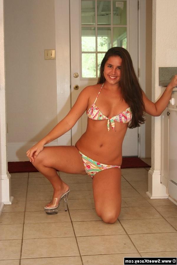 12P Bikini Babe Toying Her Juicy Pussy